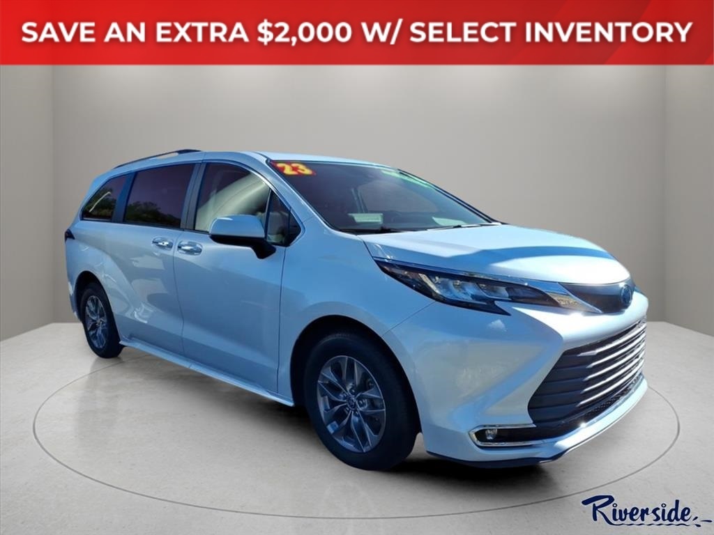 2023 Toyota Sienna XLE's photo