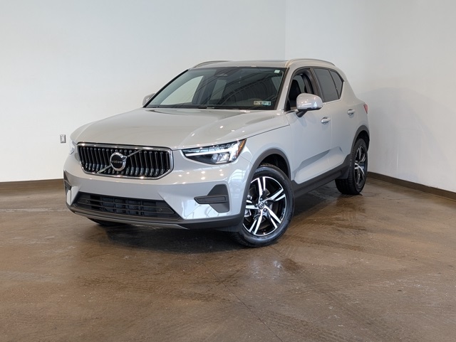 2025 Volvo XC40 Core's photo