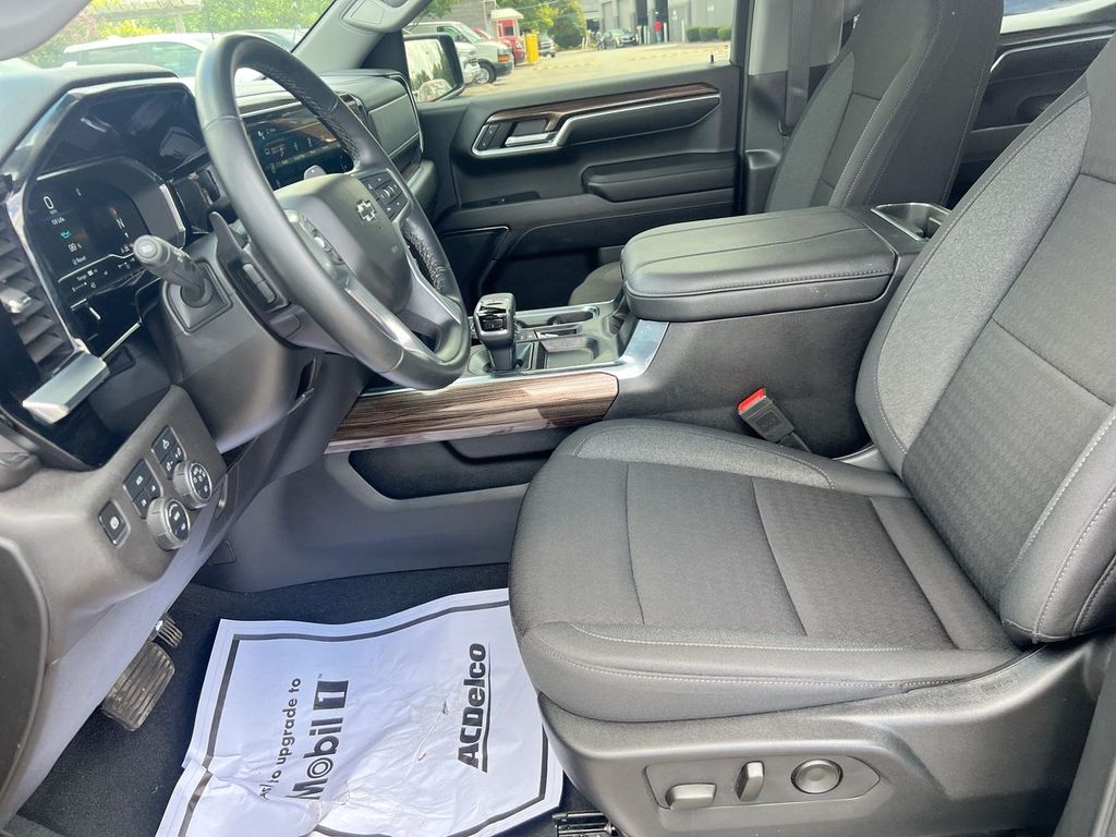 2024 Chevrolet Silverado 1500 RST photo 10