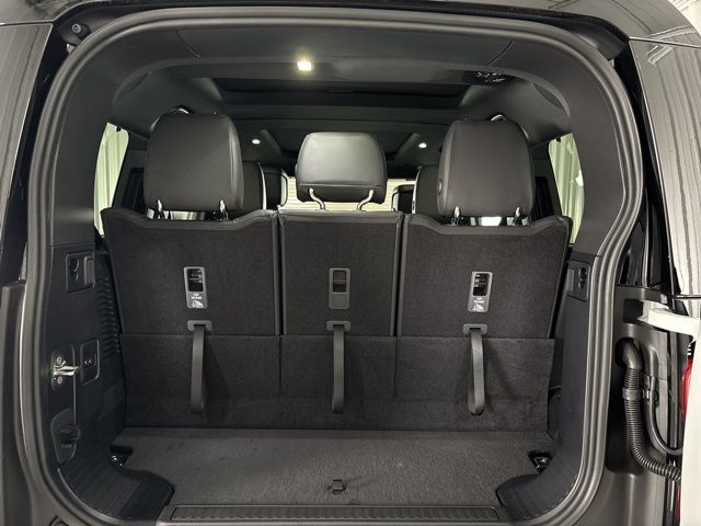 2025 Land Rover Defender 130 X-Dynamic SE photo 24