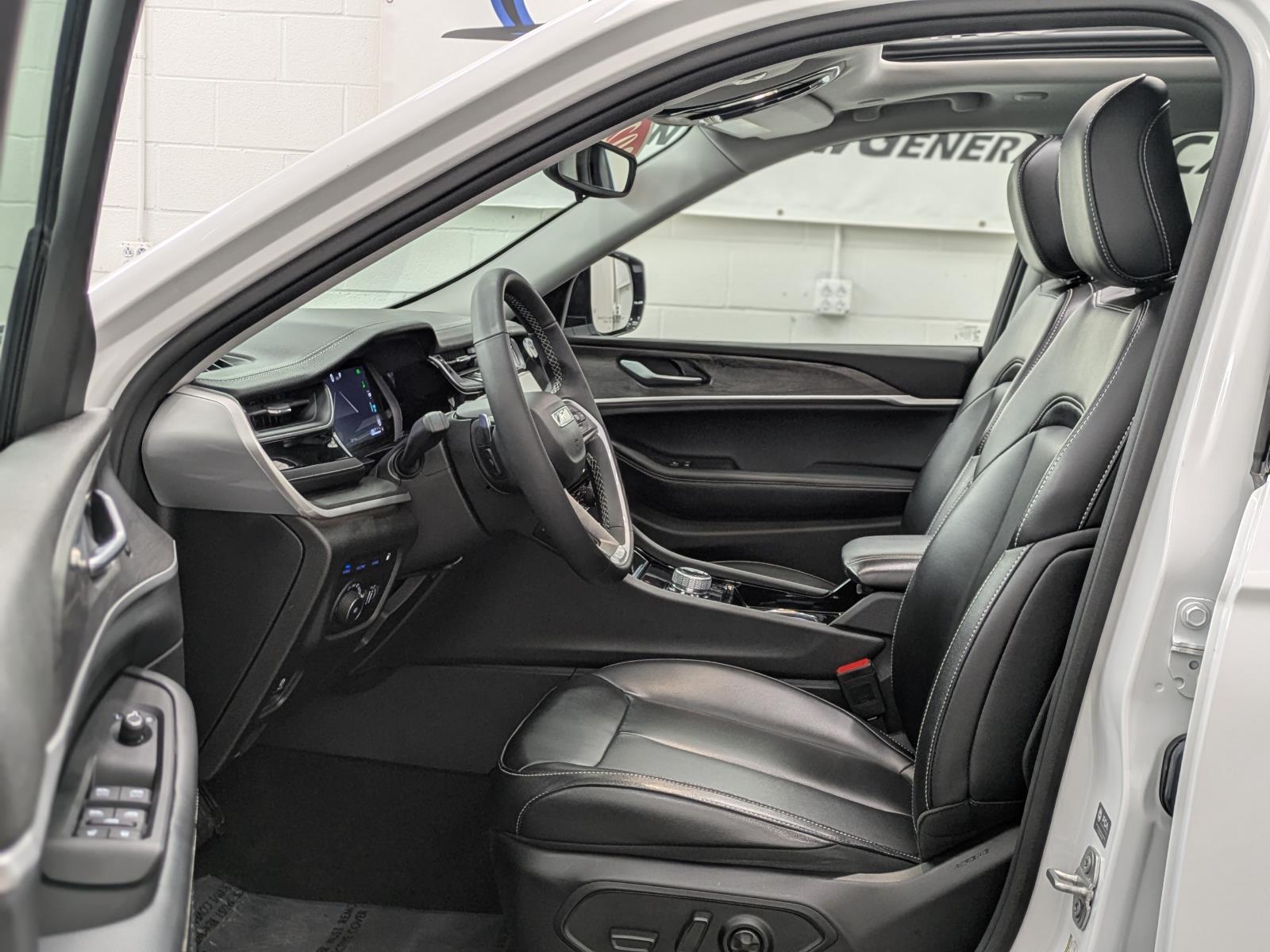 2023 Jeep Cherokee 4xe photo 3