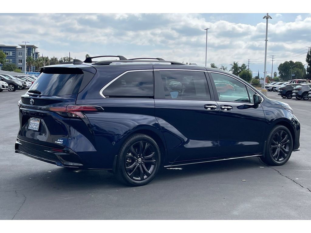 2022 Toyota Sienna XSE photo 5