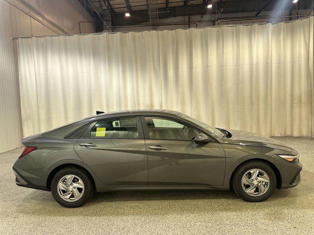 2025 Hyundai Elantra SE photo 4
