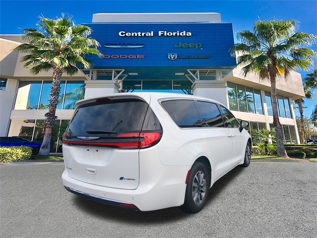 2023 Chrysler Pacifica Hybrid Touring L photo 3
