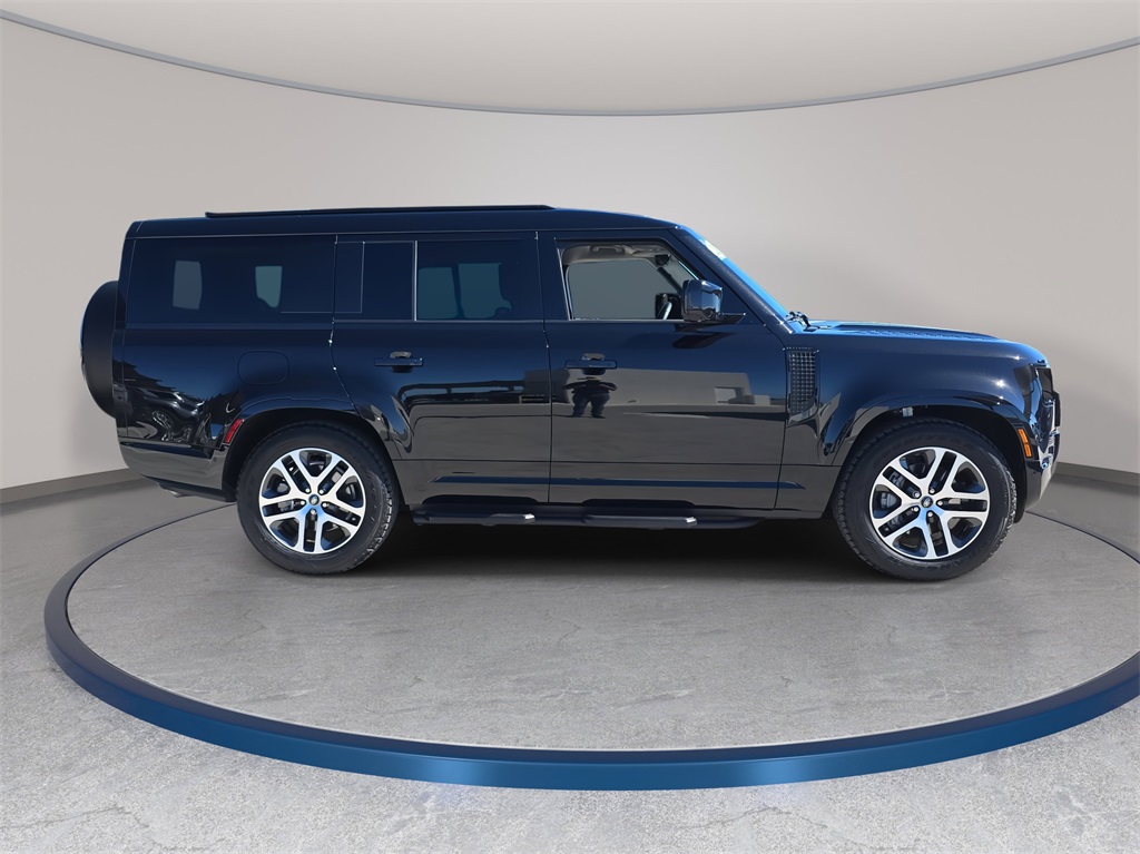 2025 Land Rover Defender 130 X-Dynamic SE photo 4