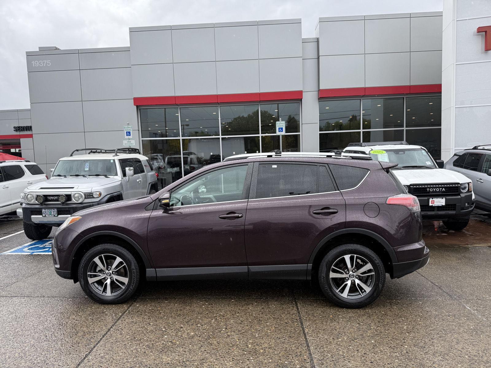 2016 Toyota RAV4 XLE photo 2