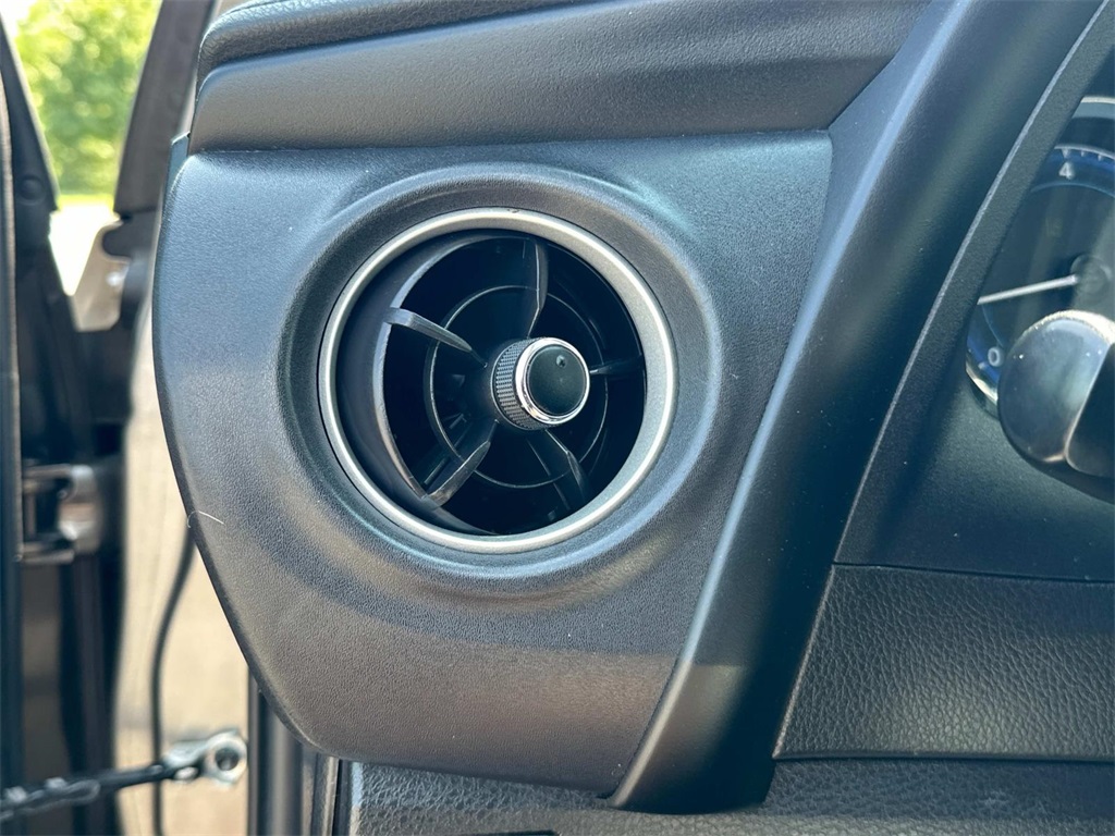 2017 Toyota Corolla LE photo 22