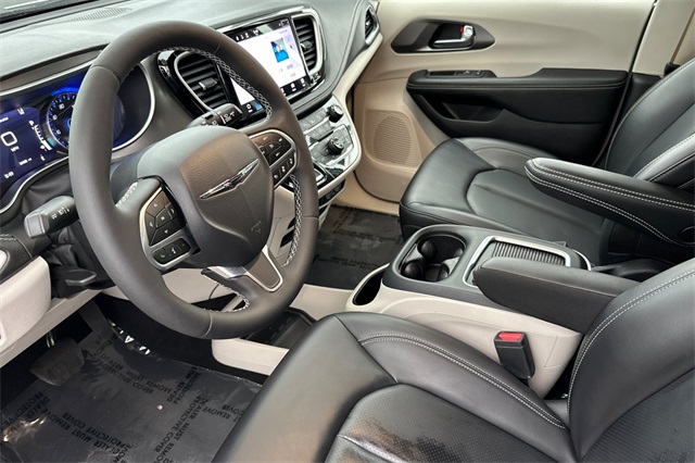 2023 Chrysler Pacifica Touring L photo 2