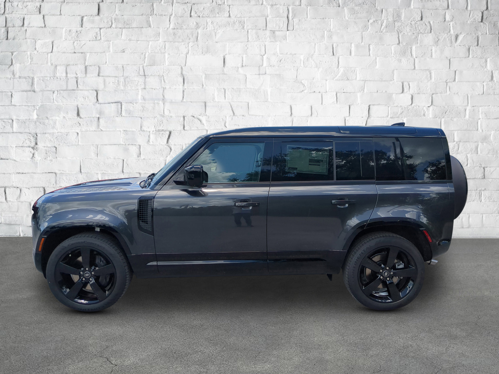 2025 Land Rover Defender 110 X-Dynamic SE photo 3