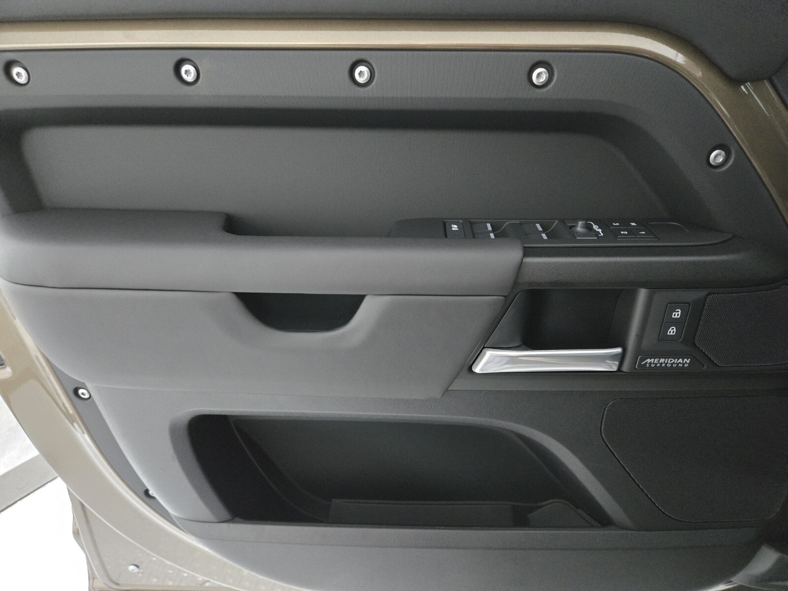 2025 Land Rover Defender 110 photo 20