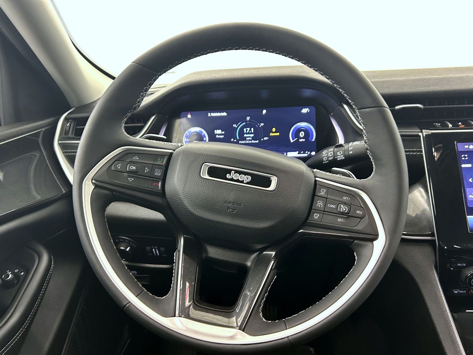 2023 Jeep Grand Cherokee Laredo photo 11