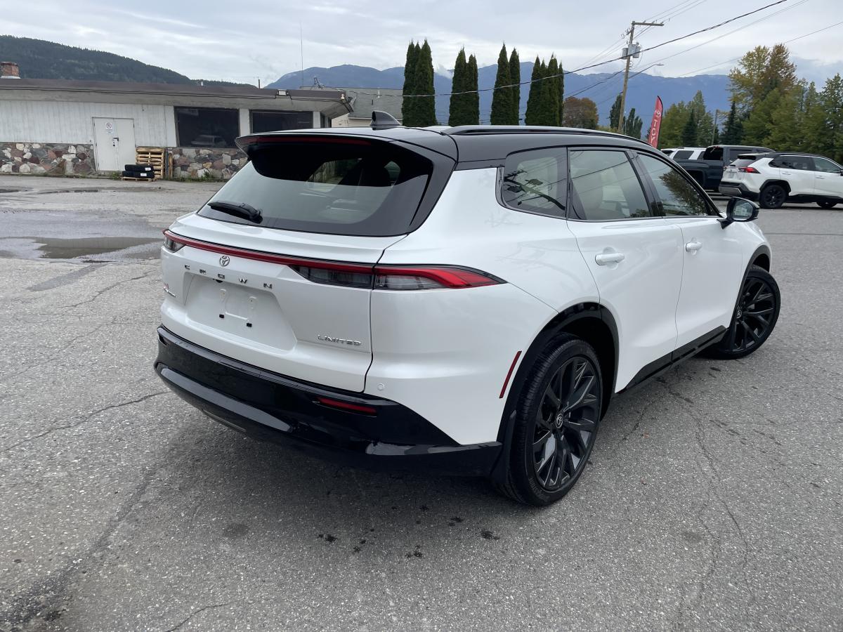 2025 Toyota Crown Signia Limited photo 3