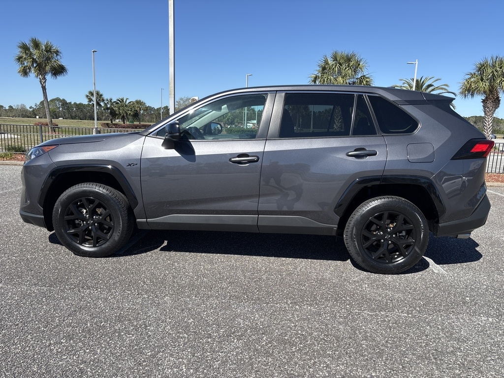 2022 Toyota RAV4 LE photo 2