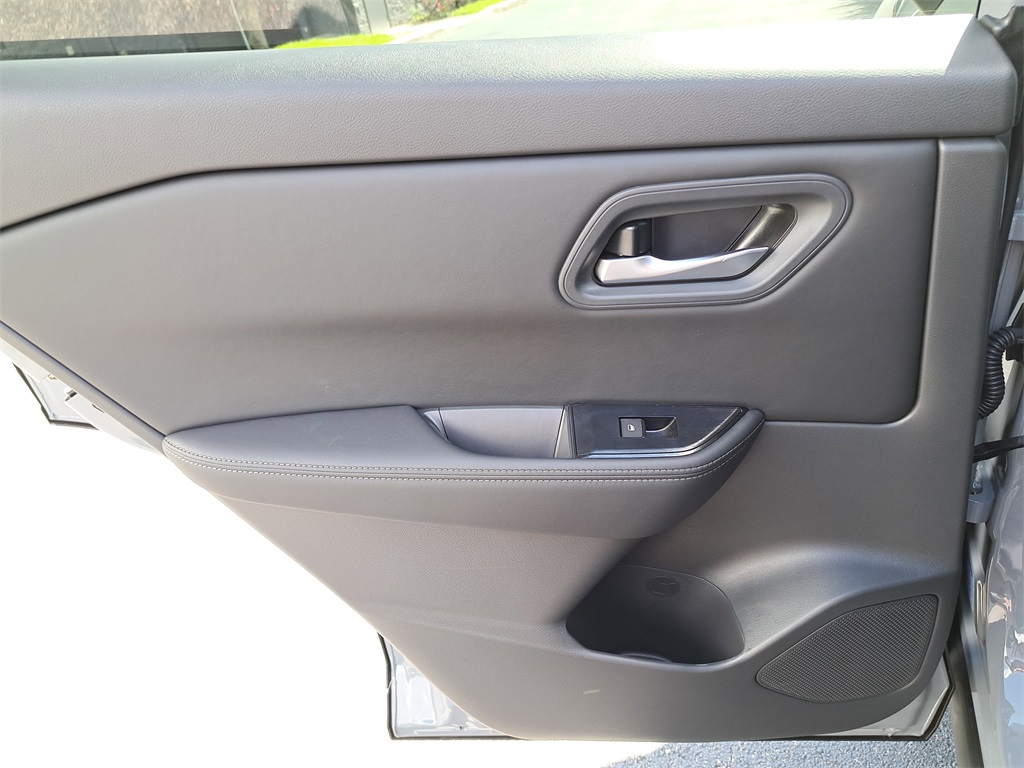 2026 Nissan Rogue SV photo 14