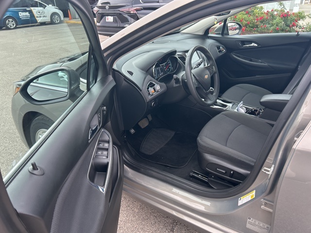 2017 Chevrolet Cruze LT photo 3