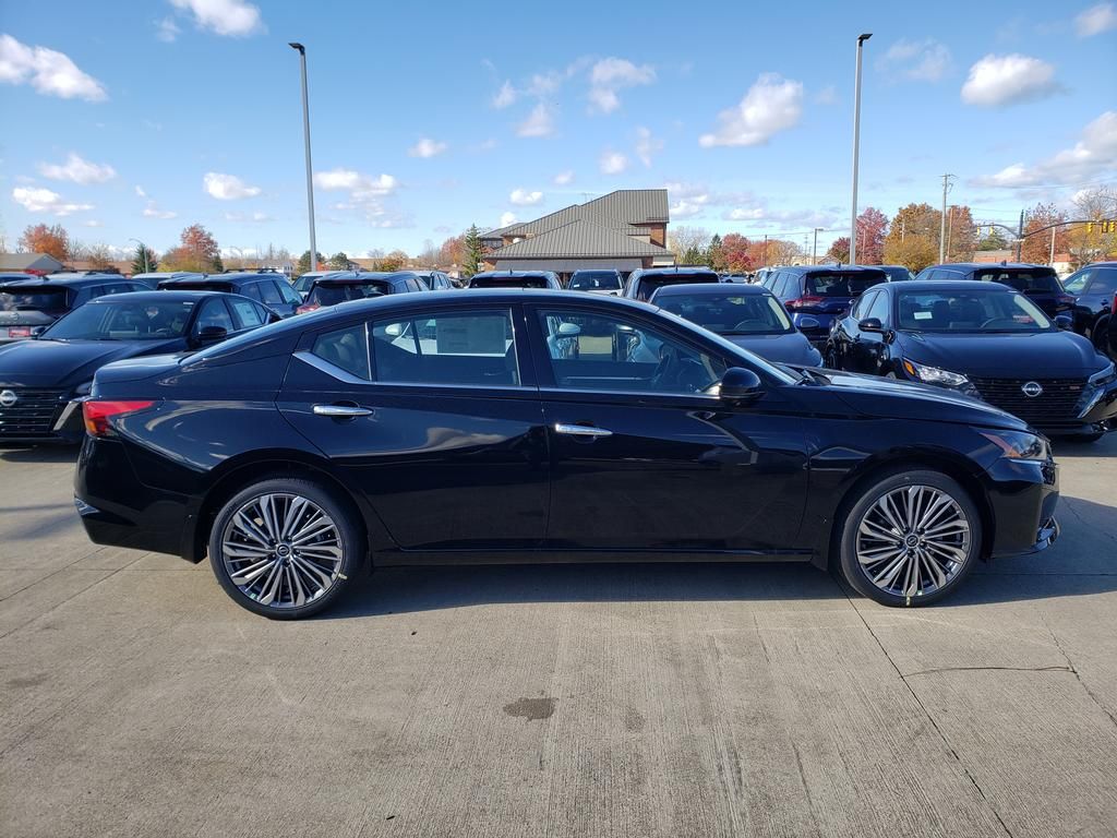 2025 Nissan Altima SL photo 3
