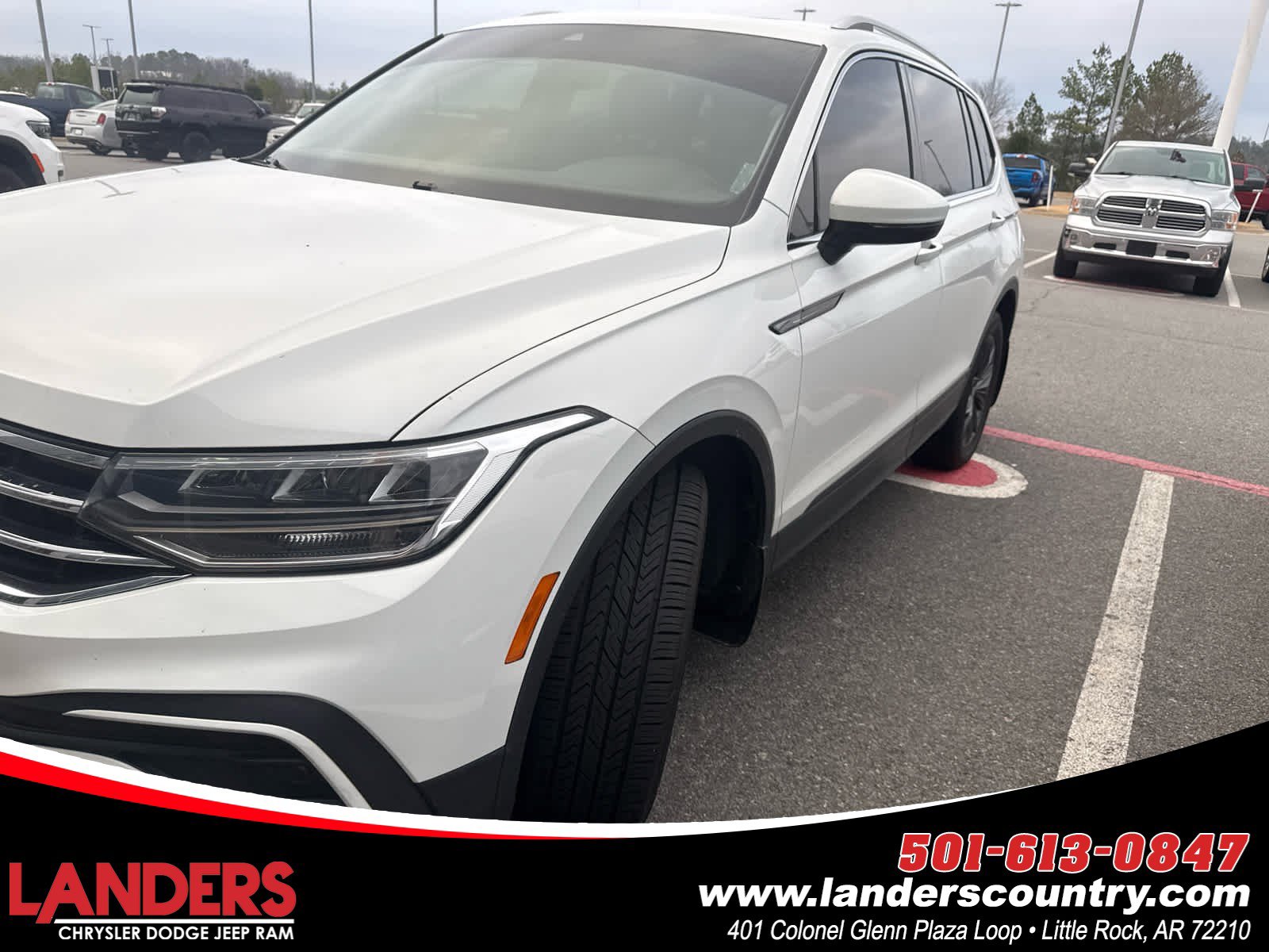 2022 Volkswagen Tiguan SE's photo