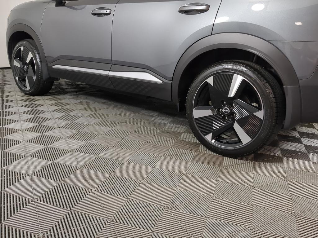 2025 Nissan Kicks SR photo 3