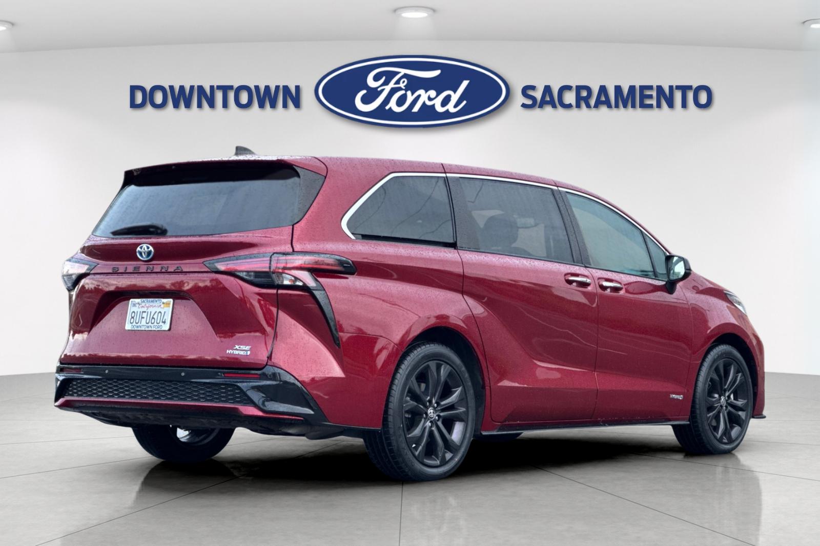 2021 Toyota Sienna XSE photo 2