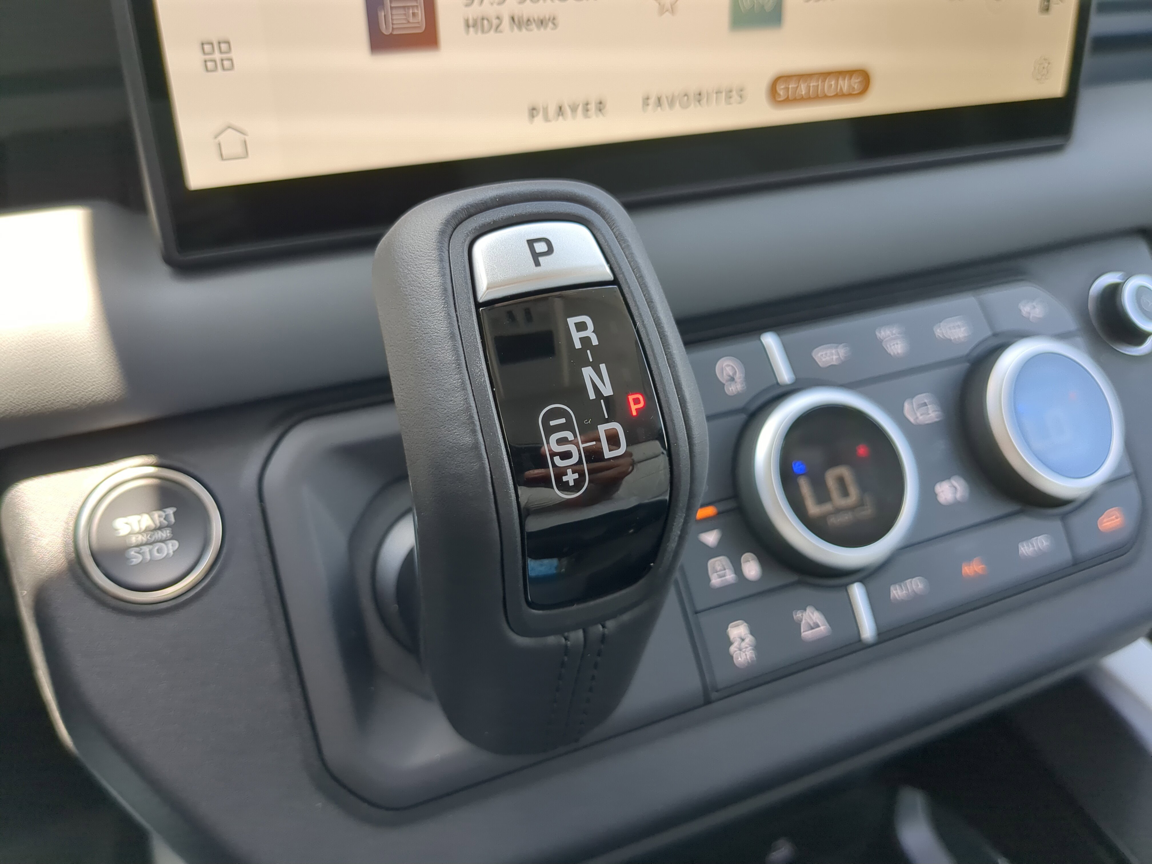 2025 Land Rover Defender 110 X-Dynamic SE photo 17