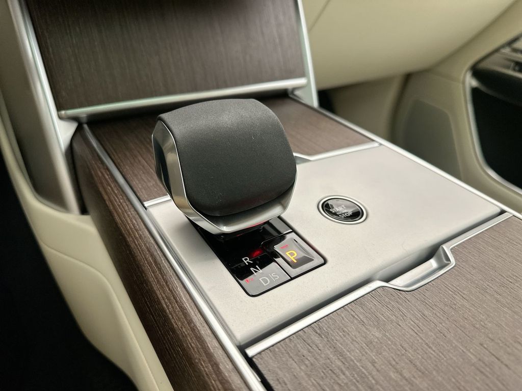 2025 Land Rover Range Rover SE photo 9