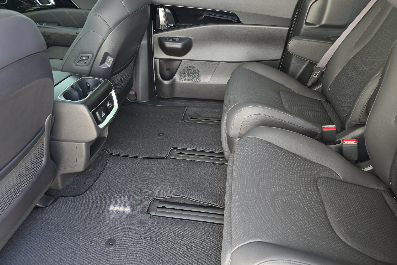 2026 Kia Carnival SX Prestige photo 8