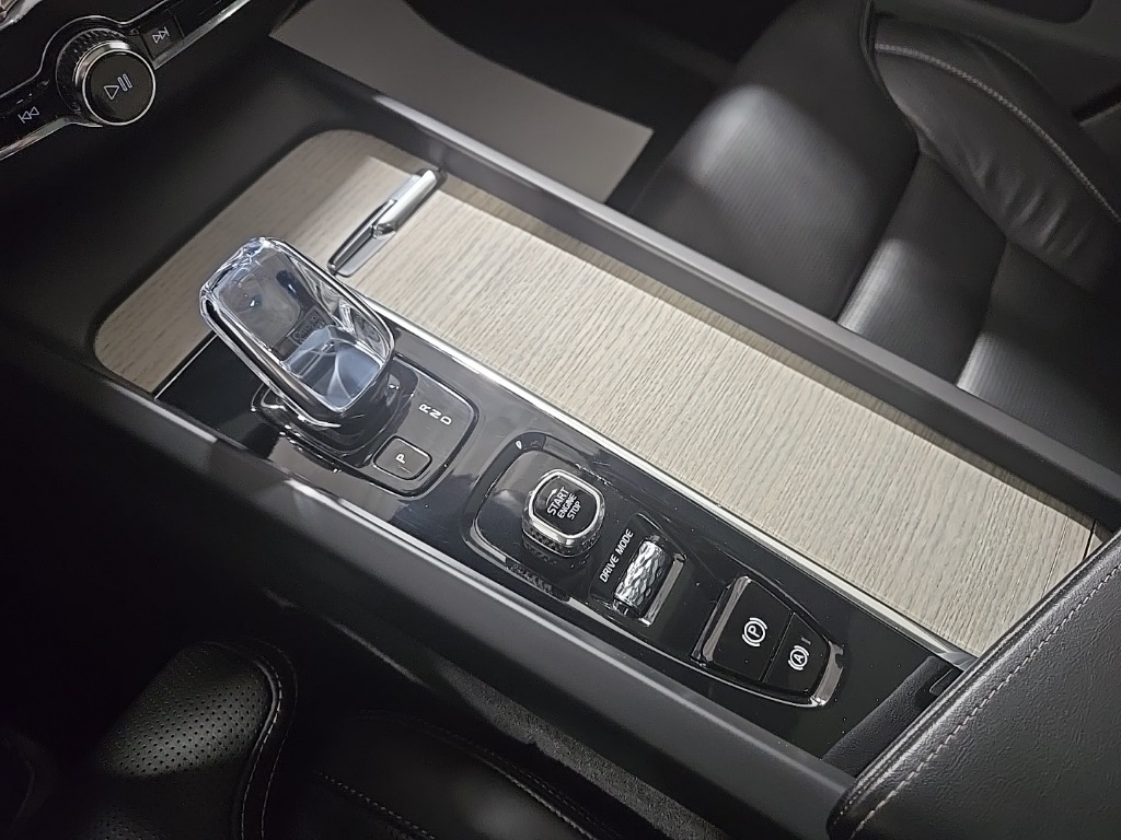 2021 Volvo XC60 Recharge Hybrid T8 Inscription photo 12
