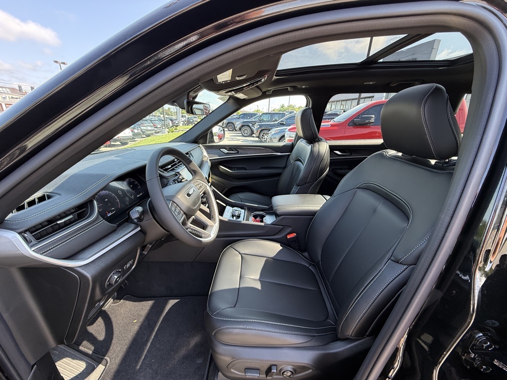 2025 Jeep Grand Cherokee Limited photo 11