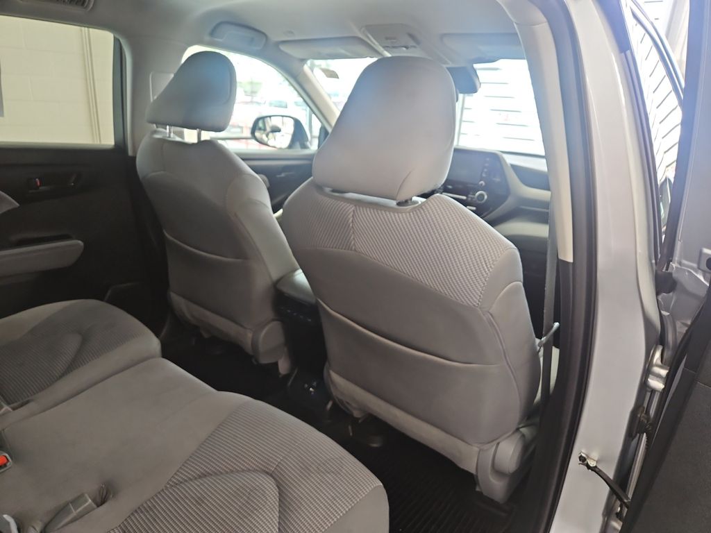 2021 Toyota Highlander LE photo 17
