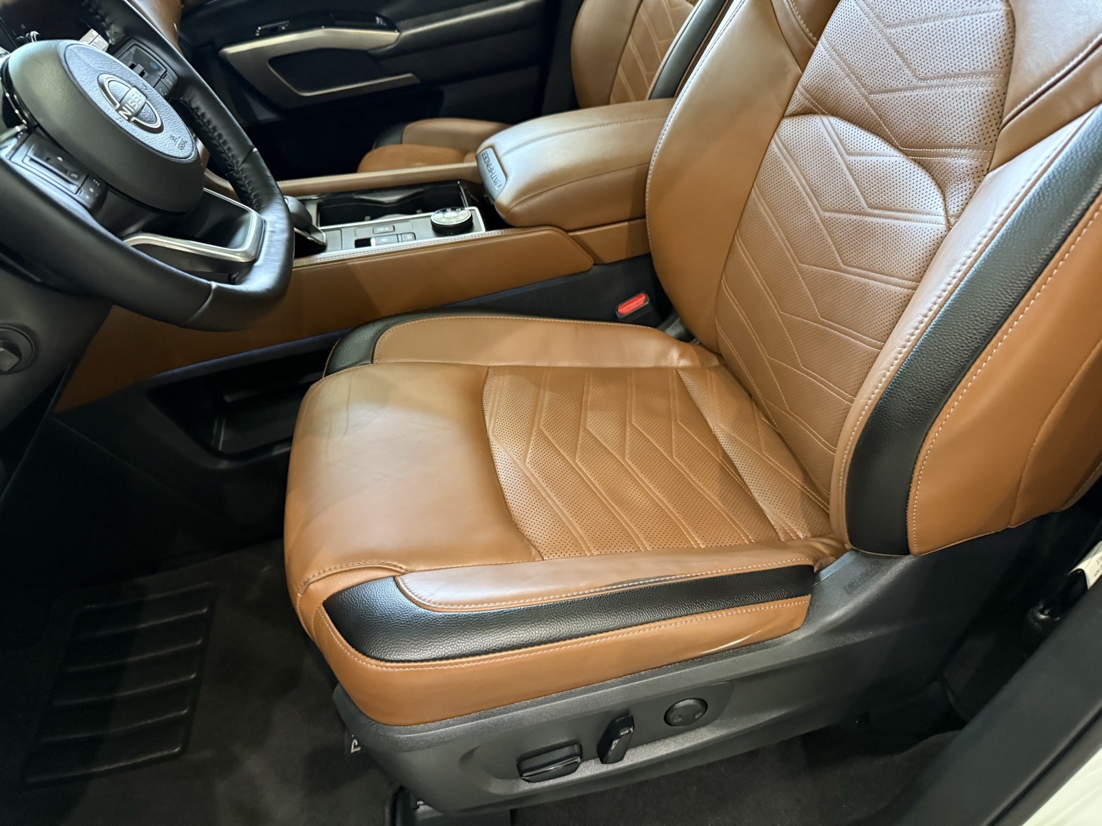 2023 Nissan Pathfinder Platinum photo 11