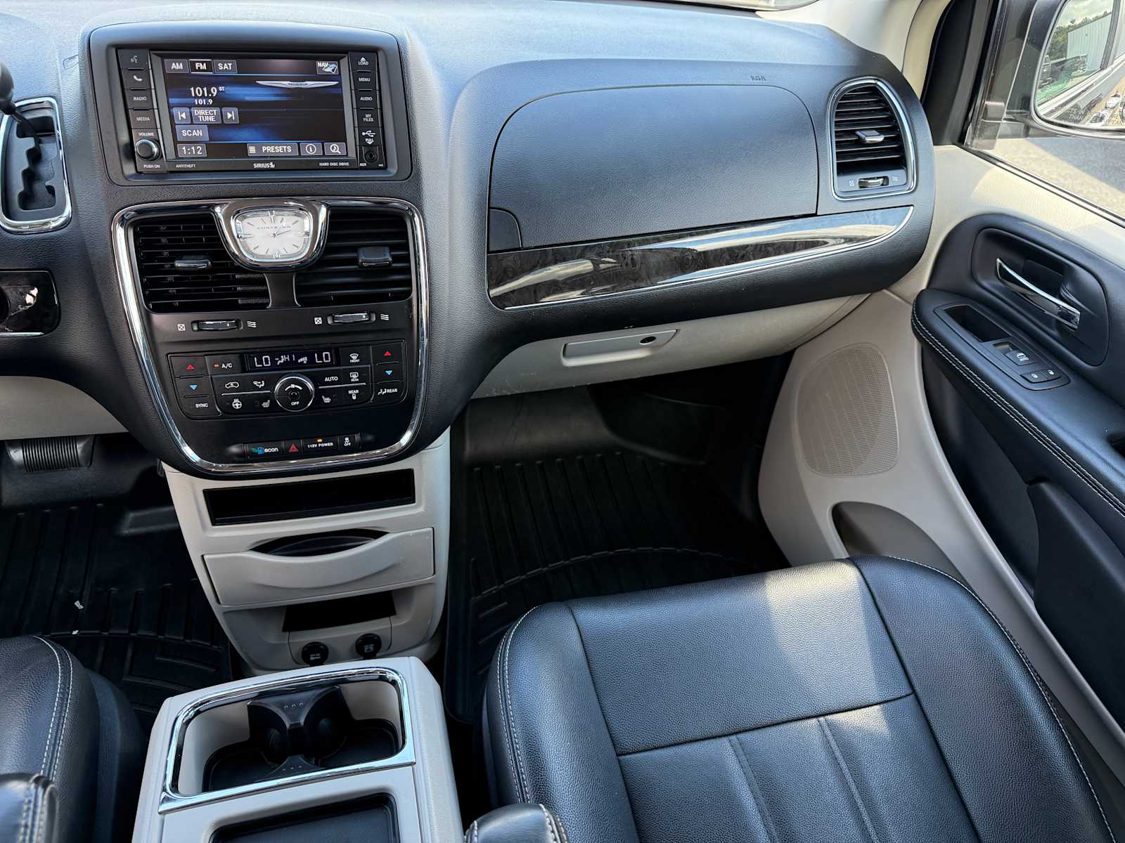 2016 Chrysler Town & Country Touring photo 22