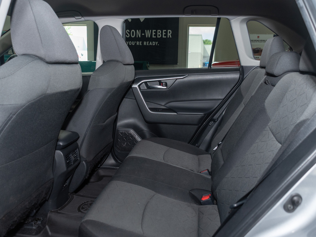 2022 Toyota RAV4 XLE photo 13
