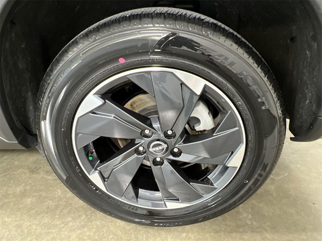2024 Nissan Rogue SV photo 17
