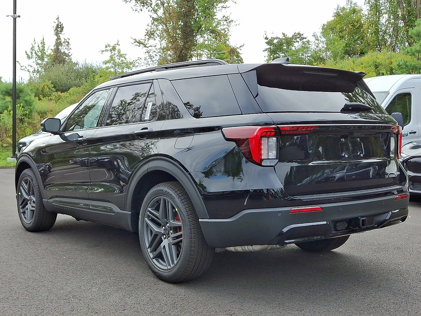 2025 Ford Explorer ST-Line photo 2