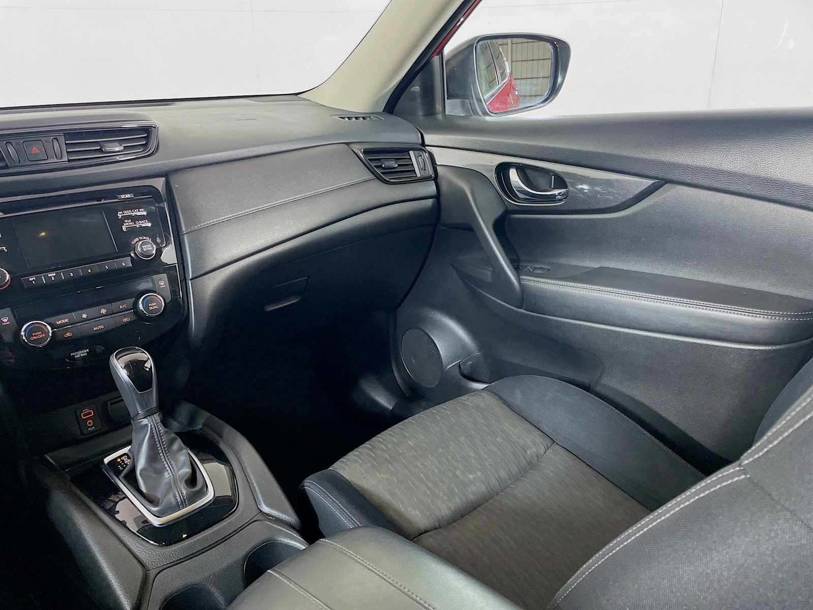 2017 Nissan Rogue SV photo 20