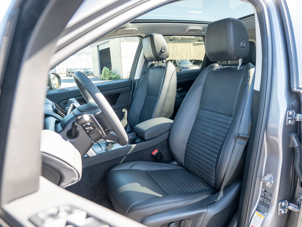 2024 Land Rover Discovery Sport S photo 18
