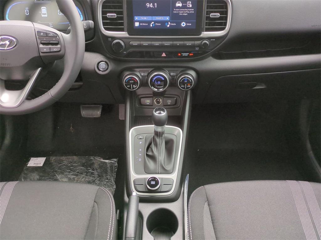 2025 Hyundai Venue SEL photo 18
