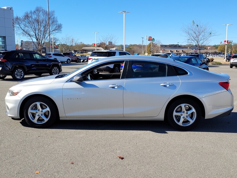 2018 Chevrolet Malibu LS 1LT photo 3
