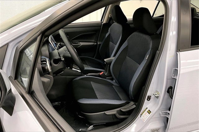 2025 Nissan Versa 1.6 SV photo 9