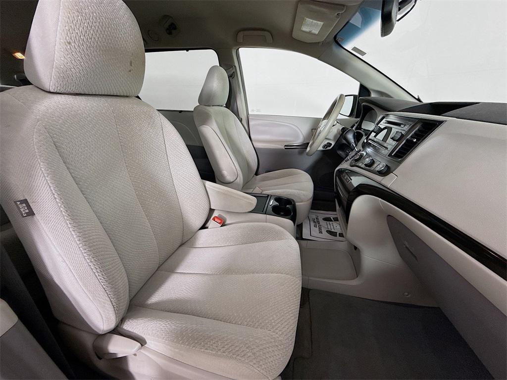 2011 Toyota Sienna LE photo 26