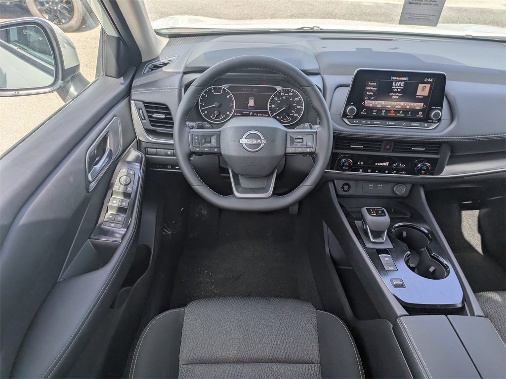 2025 Nissan Rogue SV photo 17