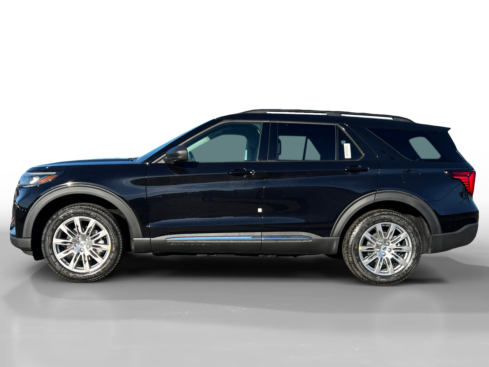 2025 Ford Explorer photo 2