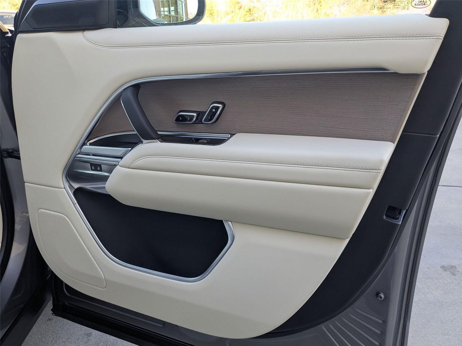 2025 Land Rover Range Rover SE photo 26