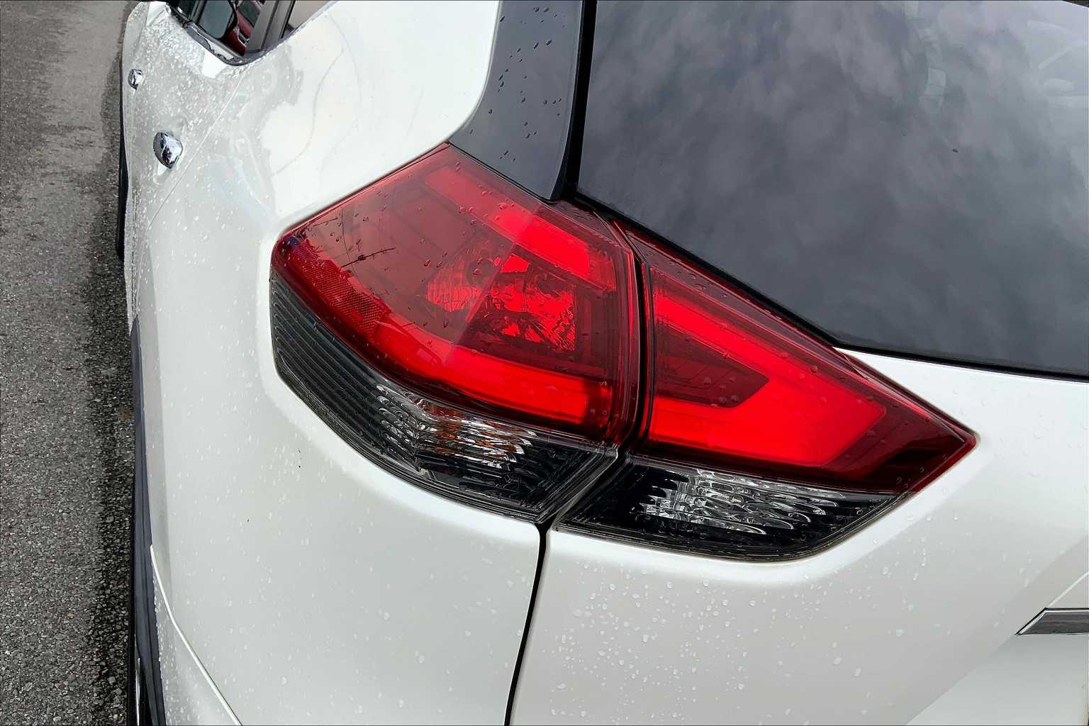 2018 Nissan Rogue SV photo 25