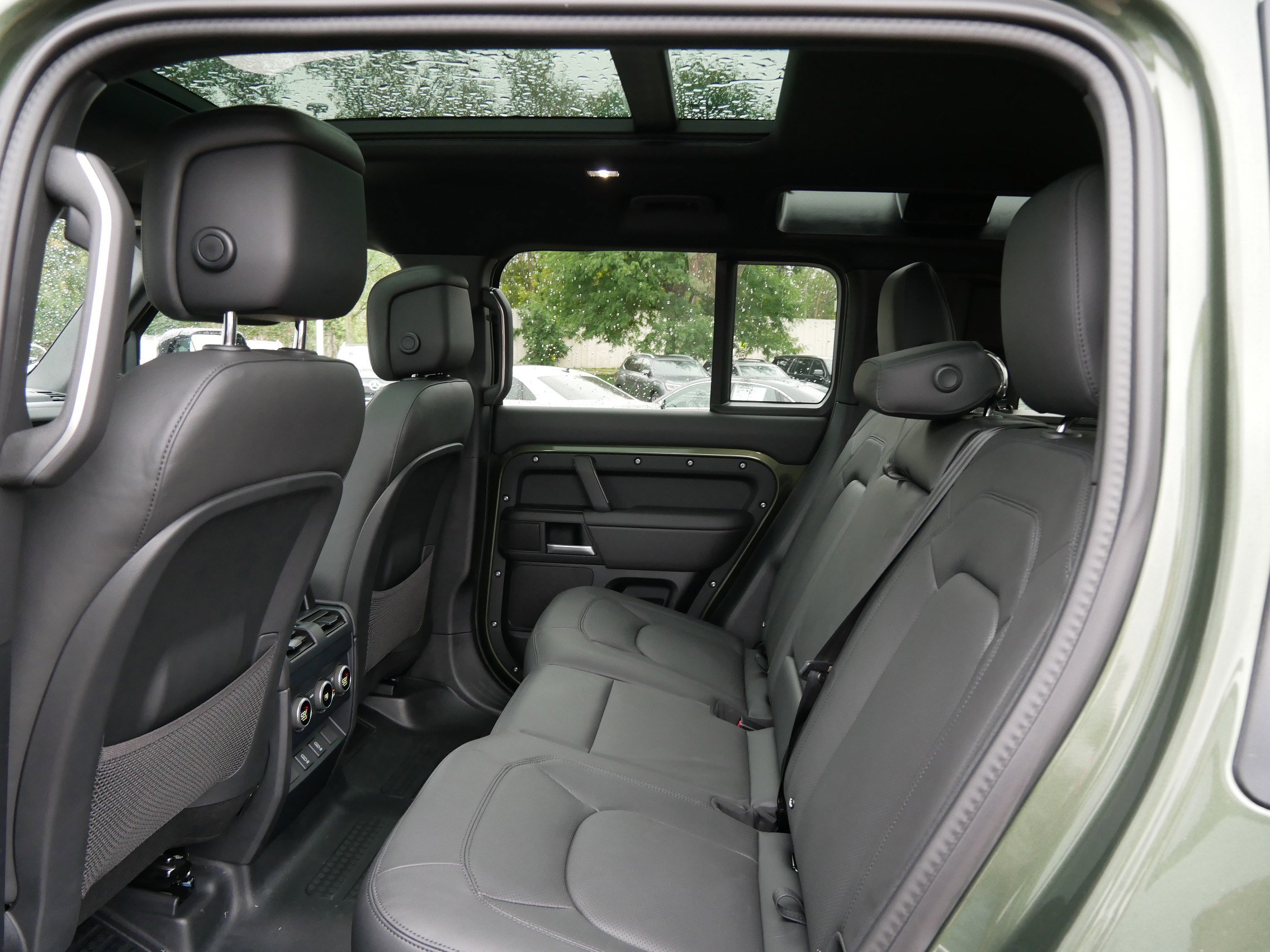 2026 Land Rover Defender 110 X-Dynamic SE photo 4