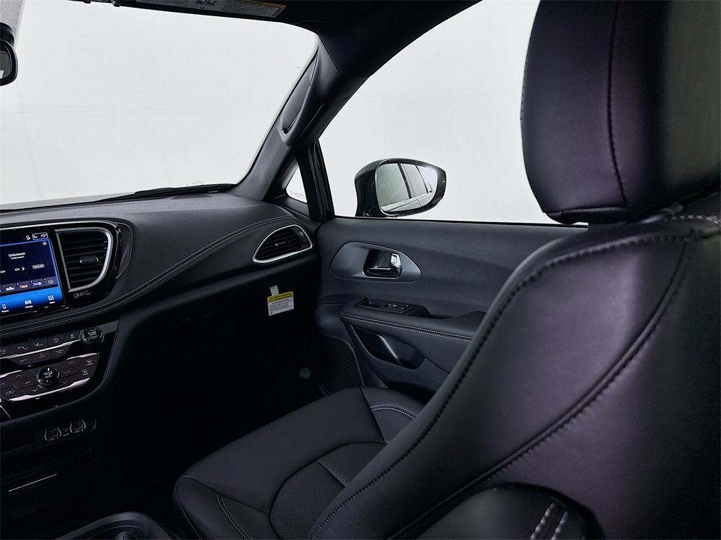2025 Chrysler Pacifica photo 24
