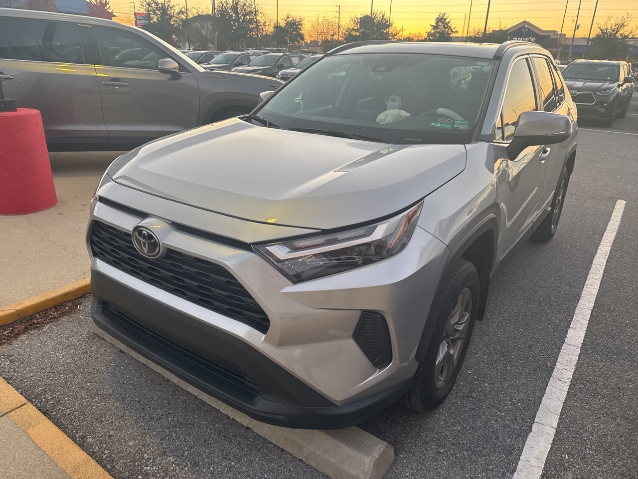 2024 Toyota RAV4 XLE's photo