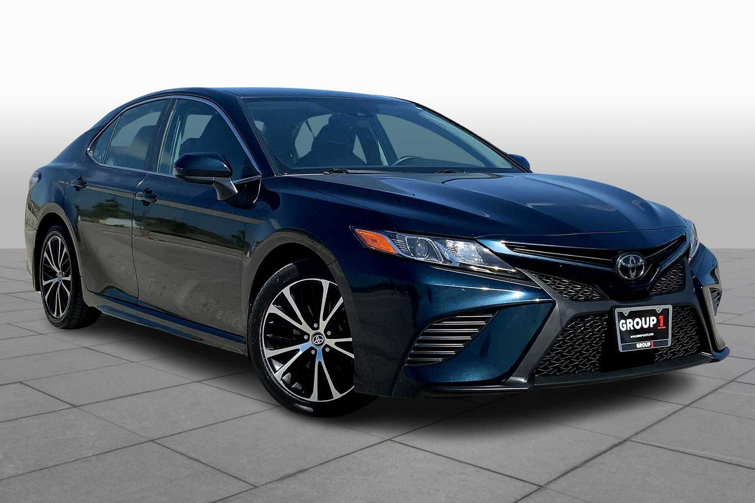 2020 Toyota Camry SE photo 2