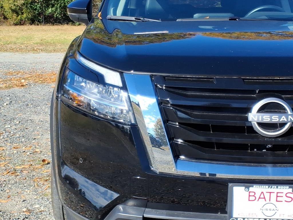 2024 Nissan Pathfinder Platinum photo 2
