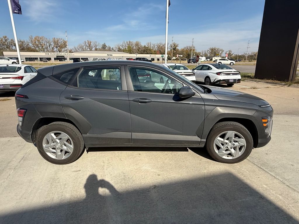 2024 Hyundai Kona SE photo 3